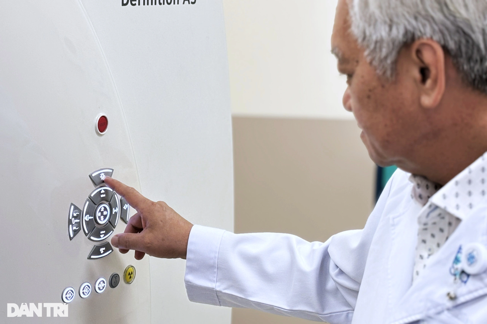 Tân Phó giáo sư y khoa tuổi 60 và nỗi lo bác sĩ bị trói mình vào máy móc - 3 Tân Phó giáo sư y khoa tuổi 60 và nỗi lo bác sĩ bị trói mình vào máy móc - 3