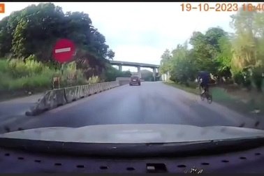 Xe con lĩnh hậu quả vì một lỗi khi vượt mà không ít tài xế Việt mắc phải