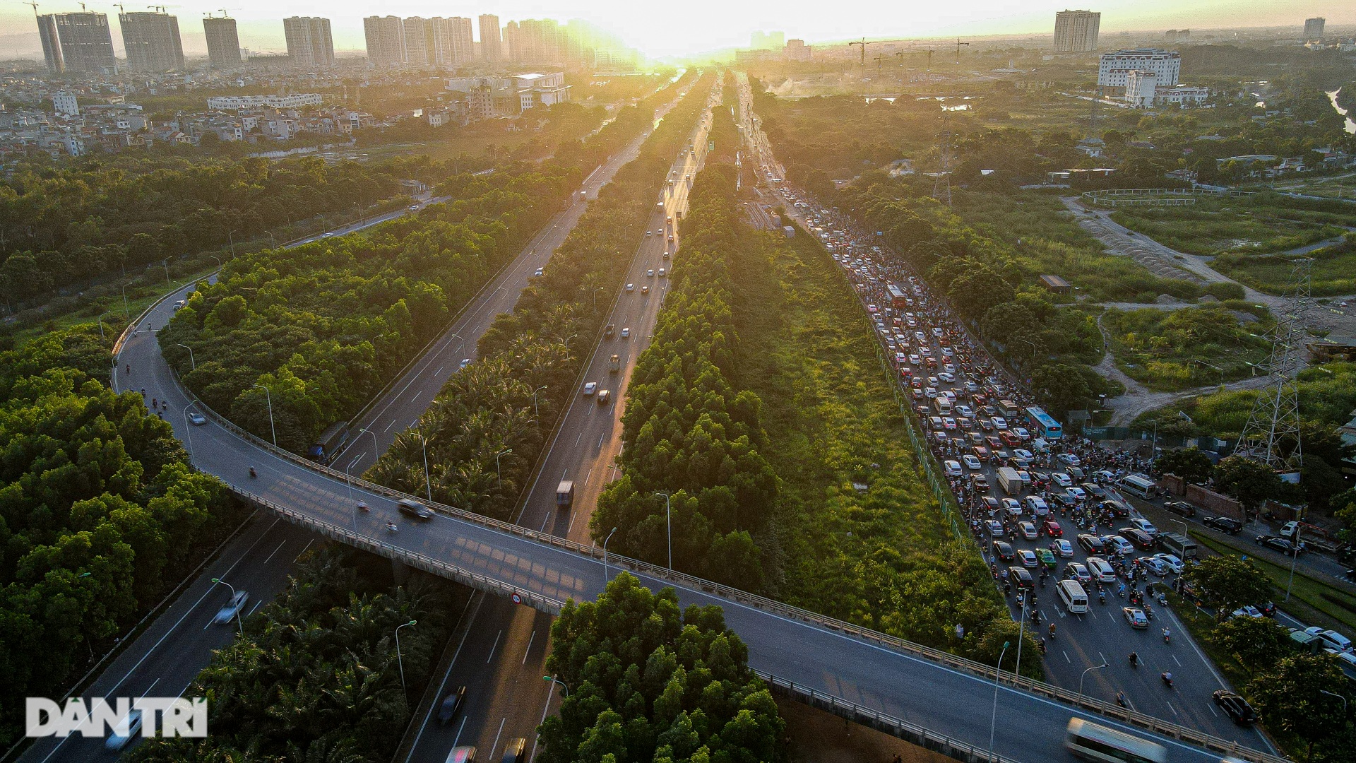 Đường gom Đại lộ Thăng Long thành con đường đau khổ vì ùn tắc triền miên - 19 Đường gom Đại lộ Thăng Long thành con đường đau khổ vì ùn tắc triền miên - 19