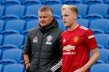 Bí ẩn việc Van de Beek bị HLV Solskjaer hắt hủi