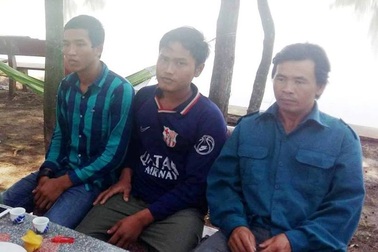 Tàu đắm trong bão, 3 thuyền viên lênh đênh trên biển