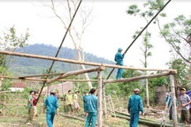 Mưa lớn kèm lốc xoáy, sạt lở xảy ra trên diện rộng