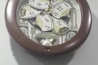 Hài hước chiếc đồng hồ treo tường khiến người xem hoa mắt