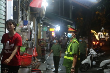 Trái lệnh phòng dịch Covid-19, nhiều quán hàng “xâm chiếm” vỉa hè phố cổ