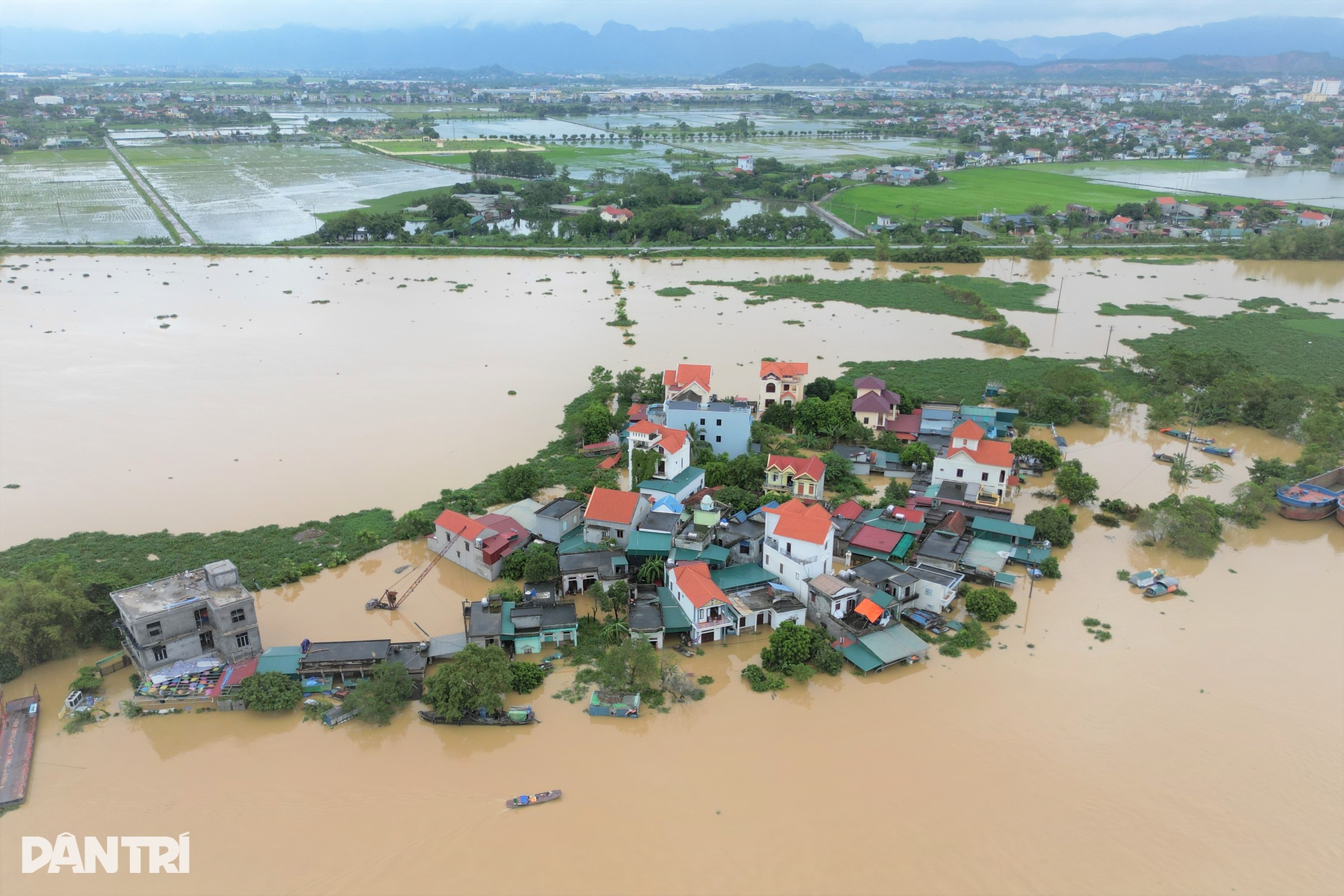 Nước dâng cao, người dân vùng rốn lũ ở Ninh Bình chuyển lên mái nhà - 2 Nước dâng cao, người dân vùng rốn lũ ở Ninh Bình chuyển lên mái nhà - 2