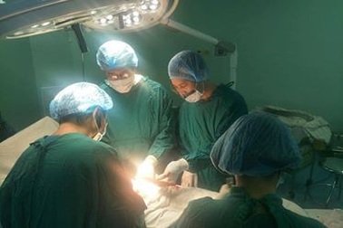 Nhập viện nguy kịch với thanh gỗ ghim chặt trong bụng