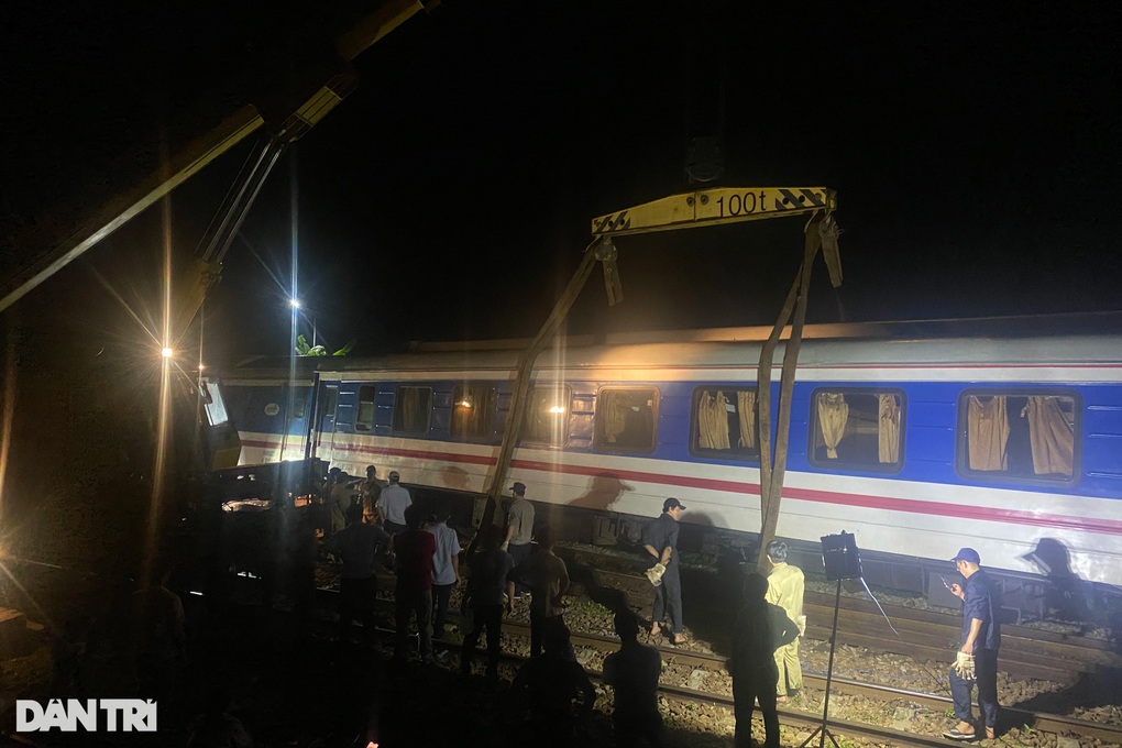 Khắc phục xong sự cố tàu trật bánh, lật nghiêng ở đèo Hải Vân - 1 Khắc phục xong sự cố tàu trật bánh, lật nghiêng ở đèo Hải Vân - 1