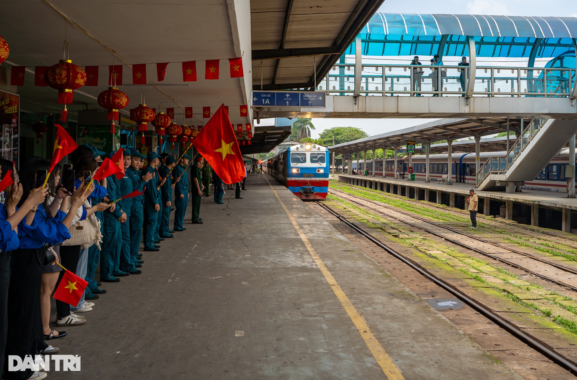 Các khối diễu binh miền Nam rạng rỡ khi tàu tới Ga Hà Nội - 1 Các khối diễu binh miền Nam rạng rỡ khi tàu tới Ga Hà Nội - 1