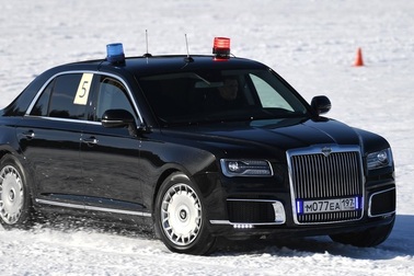 Cận vệ của ông Putin trổ tài đua xe trên tuyết