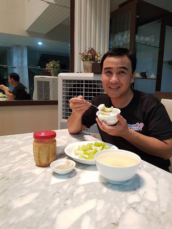 Bữa sáng đạm bạc và sở thích ăn uống của MC giàu nhất Việt Nam Quyền Linh - Ảnh 1. Bữa sáng đạm bạc và sở thích ăn uống của MC giàu nhất Việt Nam Quyền Linh - Ảnh 1.