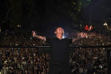 Ca sĩ Tuấn Hưng bị xem xét xử phạt vì tổ chức liveshow tại ban công