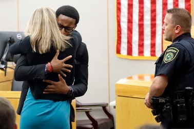 Khoảnh khắc "ngoài kịch bản" trong phiên xử nữ cảnh sát Mỹ bắn chết hàng xóm