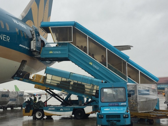 Hành khách lên tàu chuyến VN213 từ Hà Nội đi Tp HCM