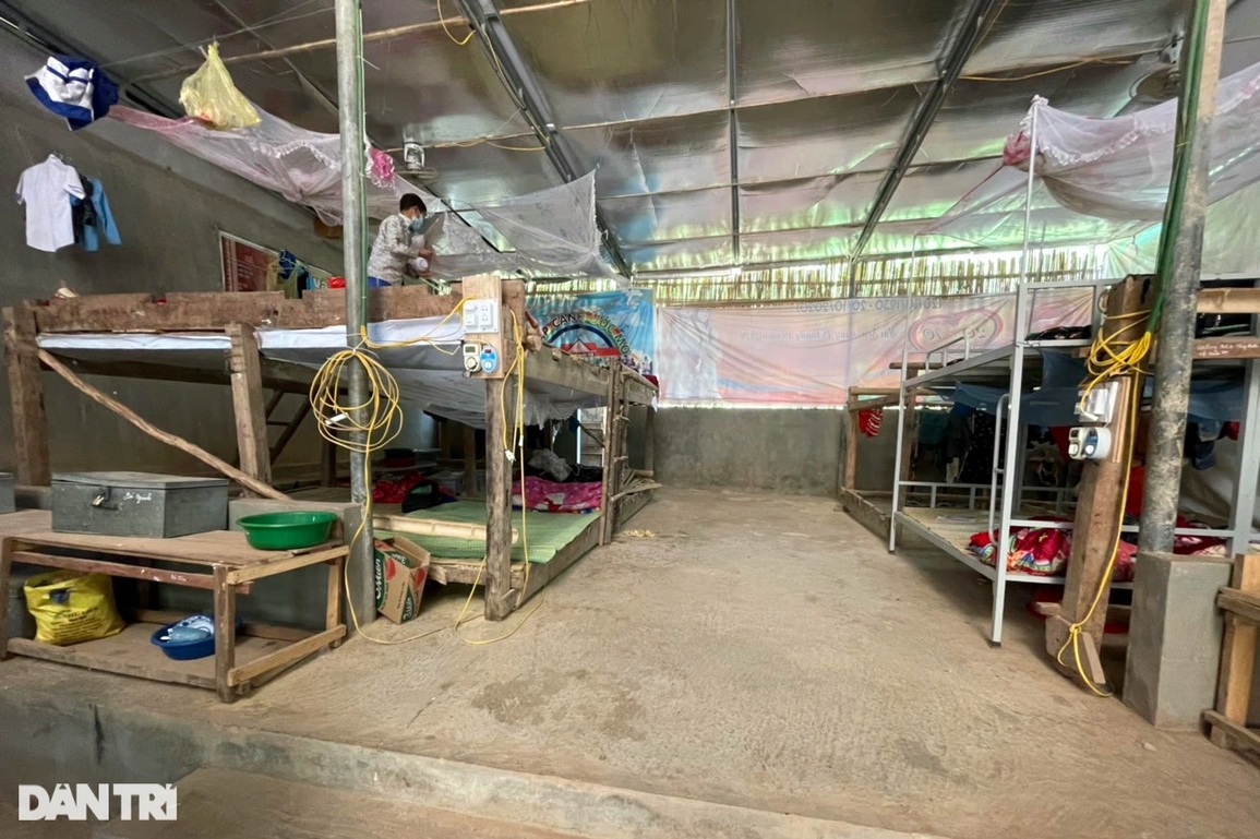 Xót xa gần một trăm học sinh nghèo nằm sạp gỗ, giường tre bám trường - 7 Xót xa gần một trăm học sinh nghèo nằm sạp gỗ, giường tre bám trường - 7