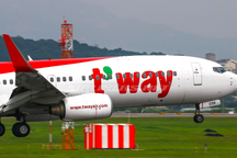 Máy bay Hàn Quốc xin hạ cánh khẩn nguy xuống Tân Sơn Nhất sau tiếng động lớn