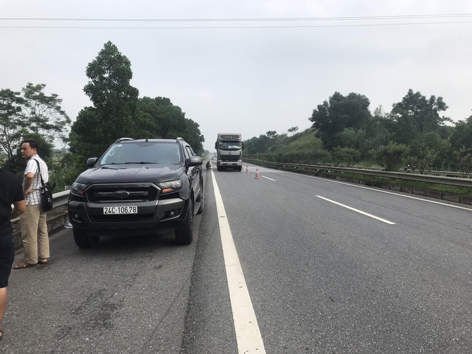 Người đàn ông rơi ra từ ô tô bán tải, bị xe đầu kéo cán tử vong - 1 Người đàn ông rơi ra từ ô tô bán tải, bị xe đầu kéo cán tử vong - 1
