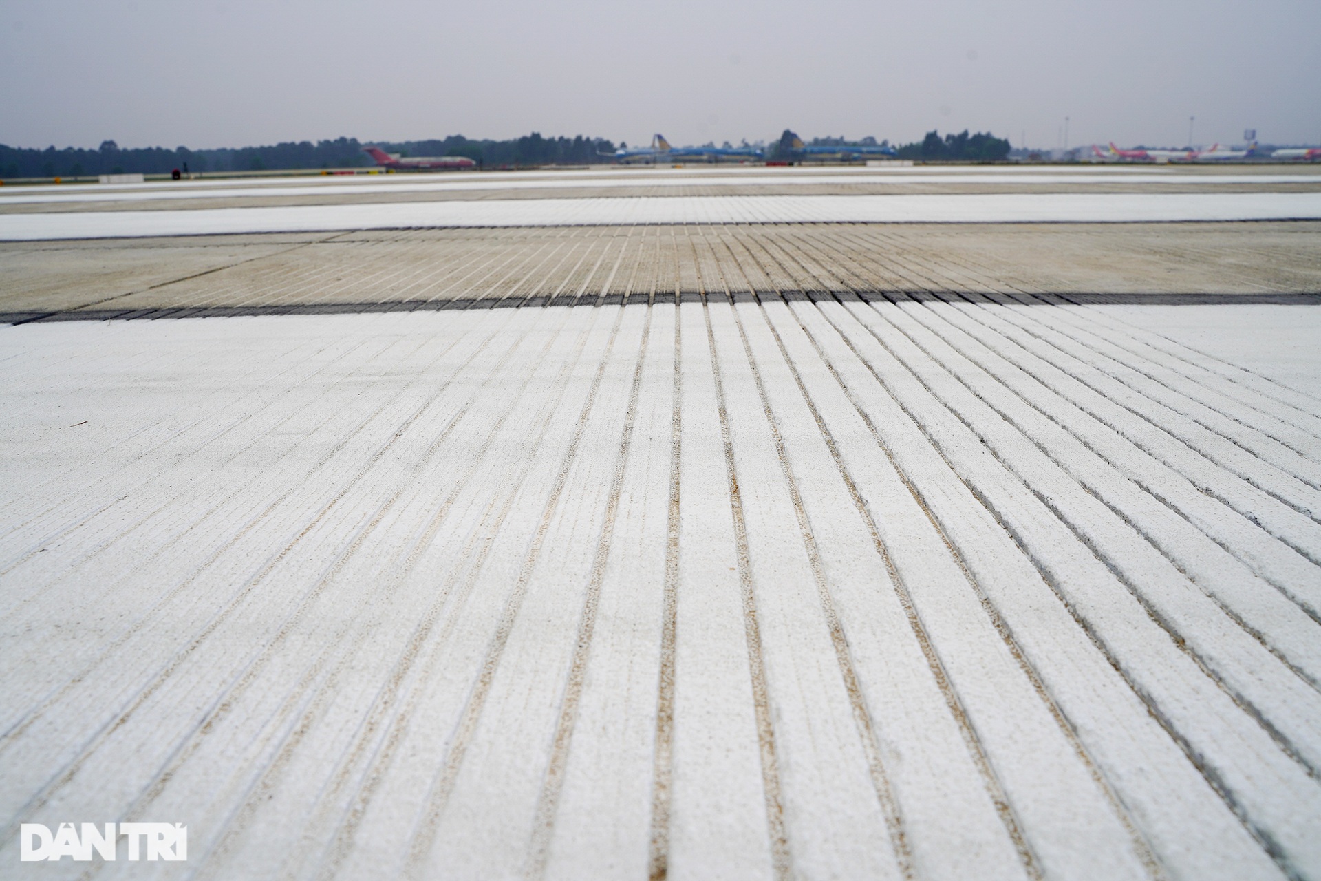 Đường băng 1A sân bay Nội Bài gấp rút hoàn thiện sửa chữa trước Tết Âm lịch - 9 Đường băng 1A sân bay Nội Bài gấp rút hoàn thiện sửa chữa trước Tết Âm lịch - 9