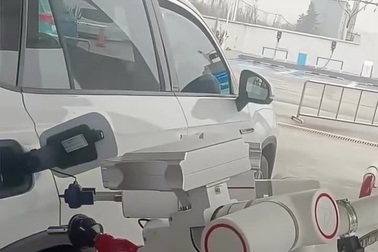 Độc đáo cánh tay robot hỗ trợ tài xế đổ xăng