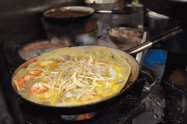 Ăn bánh xèo giá 180.000 đồng/chiếc, khách Mỹ còn thích mê nước chanh muối