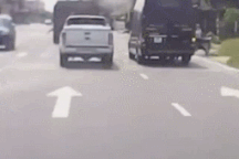 Tai nạn kinh hoàng khi xe khách vượt ẩu gặp người sang đường kiểu “tự sát”