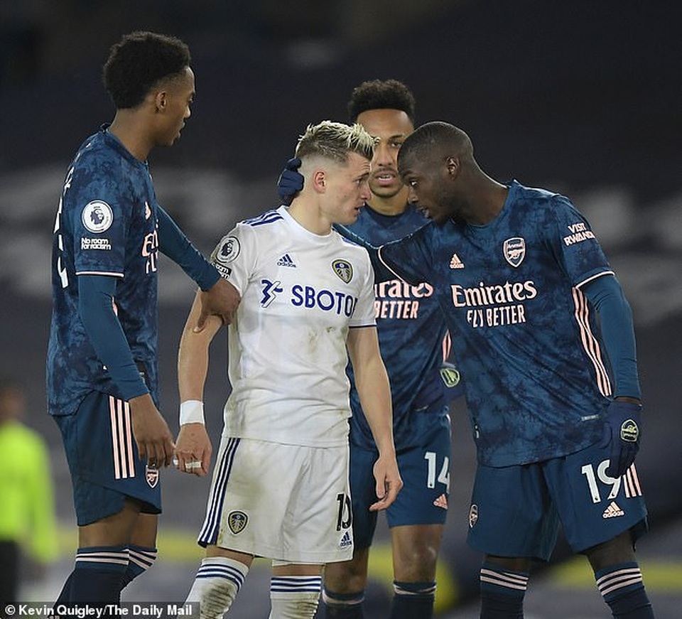 Sao Arsenal xin lỗi người hâm mộ sau khi bắt chước Zidane húc đầu đối thủ - 1 Sao Arsenal xin lỗi người hâm mộ sau khi bắt chước Zidane húc đầu đối thủ - 1
