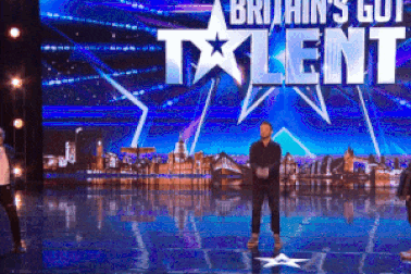 Ảo thuật gia bịt mắt phi dao… găm trúng quân bài