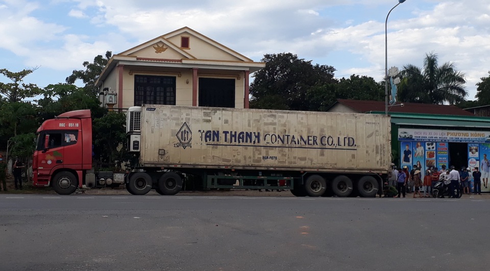Va chạm với xe container, nữ cán bộ ngân hàng tử vong - 1 Va chạm với xe container, nữ cán bộ ngân hàng tử vong - 1