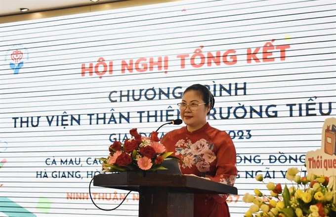 Phó Vụ trưởng Vụ Giáo dục Tiểu học, Trưởng Ban điều phối chương trình “Thư viện thân thiện trường tiểu học” cấp Bộ Trịnh Hoài Thu phát biểu tại Hội nghị.