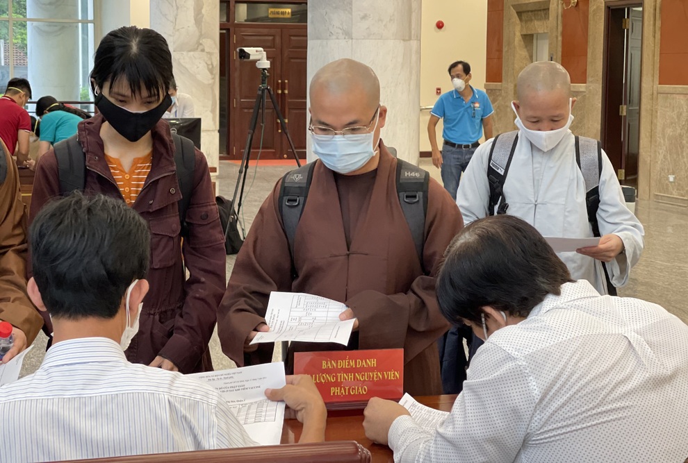 TPHCM: 299 tình nguyện viên tôn giáo đến các bệnh viện chống dịch Covid-19 - 1 TPHCM: 299 tình nguyện viên tôn giáo đến các bệnh viện chống dịch Covid-19 - 1