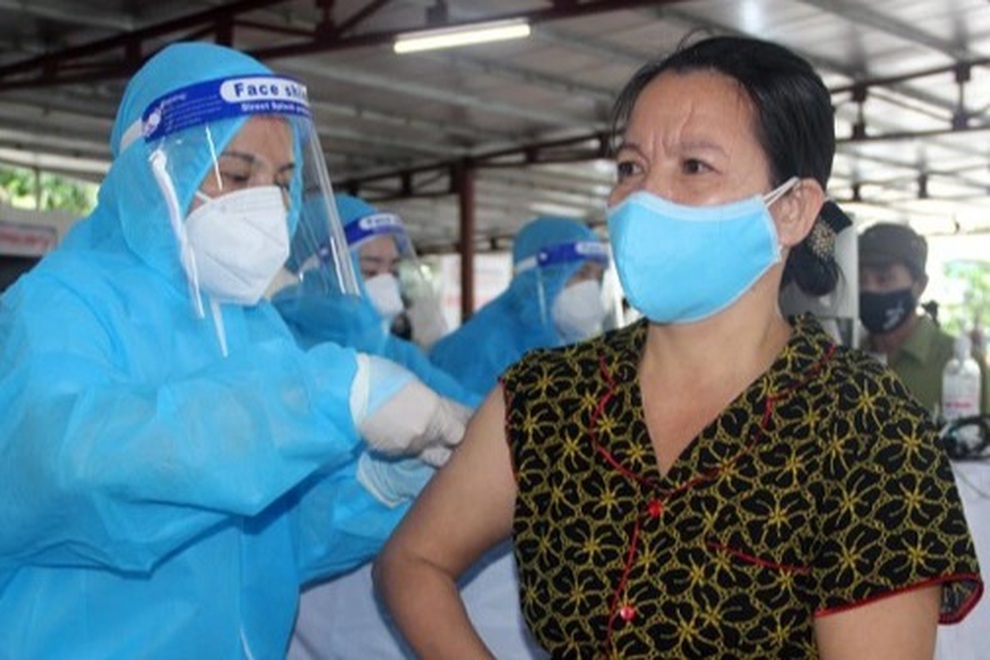 Tiêm vắc xin Covid-19 cho 1.000 tiểu thương chợ đầu mối lớn nhất Nghệ An - 2 Tiêm vắc xin Covid-19 cho 1.000 tiểu thương chợ đầu mối lớn nhất Nghệ An - 2