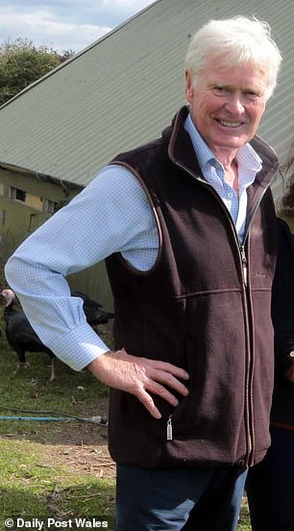 Trăm năm treo tranh quý, bán đi giá... vài xu - 2