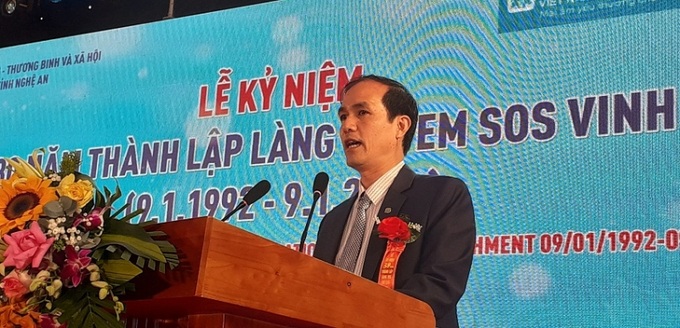 Giám đốc Làng trẻ em SOS Vinh Lê Bá Lương trình bày diễn văn lễ kỷ niệm.