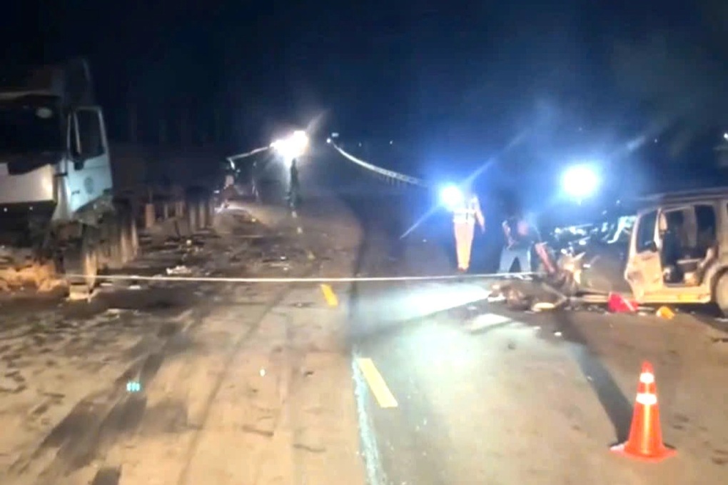 Ô tô con va chạm xe đầu kéo, 7 người bị thương nặng - 1