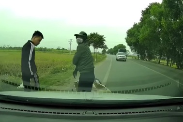 Một tình huống "rớt tim" cho cả tài xế ô tô và người đi xe máy