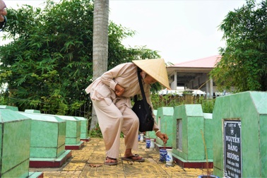 Đi bán vé số, nữ thương binh chắt chiu từng đồng để "thay áo" cho đồng đội