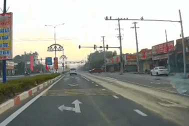 Đèn giao thông không sáng, ô tô tông nhau lật ngửa giữa ngã tư ở Bình Dương