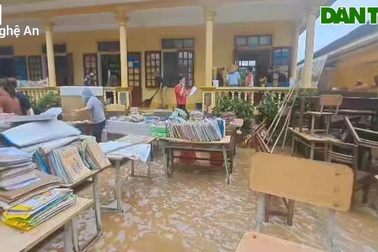 Trường học ngập bùn đất sau lũ lớn