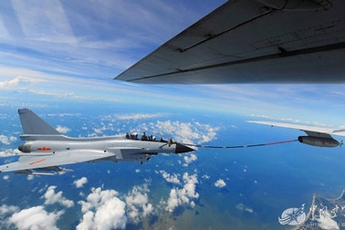 Trung Quốc khoe ảnh chiến đấu cơ tiếp liệu trên không