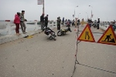 Xe máy đối đầu trên cây cầu đang sửa