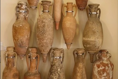 Kho báu "tàu ma" đầy bình rượu quý, 2.200 năm vẫn nguyên vẹn khó tin