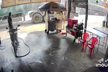 Tài xế xe đầu kéo phanh kịp thời, tránh người đi xe máy ngã xuống đường