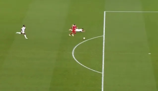 Bintang Liverpool melakukan kesalahan luar biasa di depan gawang kosong - 1 Ngôi sao Liverpool bỏ lỡ khó tin trước khung thành bỏ trống - 1