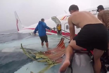 Hải quân Mỹ giải cứu hành khách trong máy bay gặp nạn