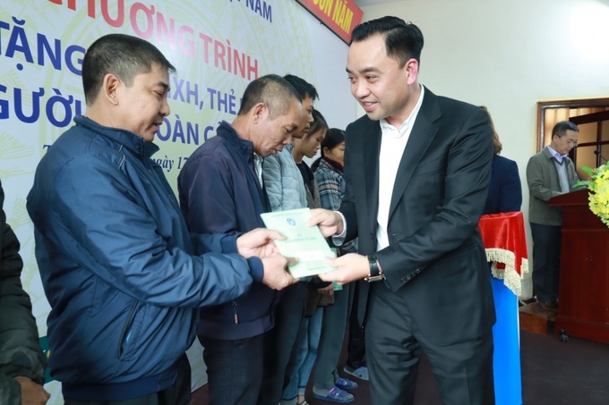 Phó Chủ tịch chuyên trách HĐQL BHXH Nguyễn Văn Cường trao tặng sổ BHXH, thẻ BHYT tới người dân