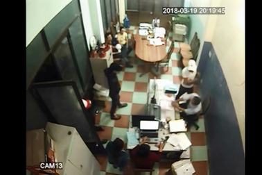 Nhóm thanh niên lạ hung hãn xông vào đánh chủ nhà