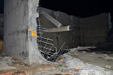 Bồn chứa nước bị vỡ, tống sập bức tường công ty dệt may Thành Công