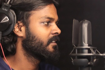 Chàng trai Ấn Độ hát nhạc Việt gây sốt dịp 2/9 và duyên số với cô gái Việt