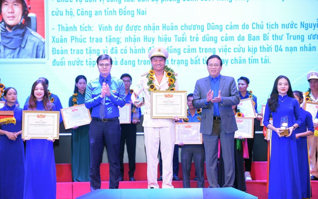 Hành trình 5 năm tôn vinh hơn 150 tấm gương sống đẹp của TCP Việt Nam - 3 Hành trình 5 năm tôn vinh hơn 150 tấm gương sống đẹp của TCP Việt Nam - 3