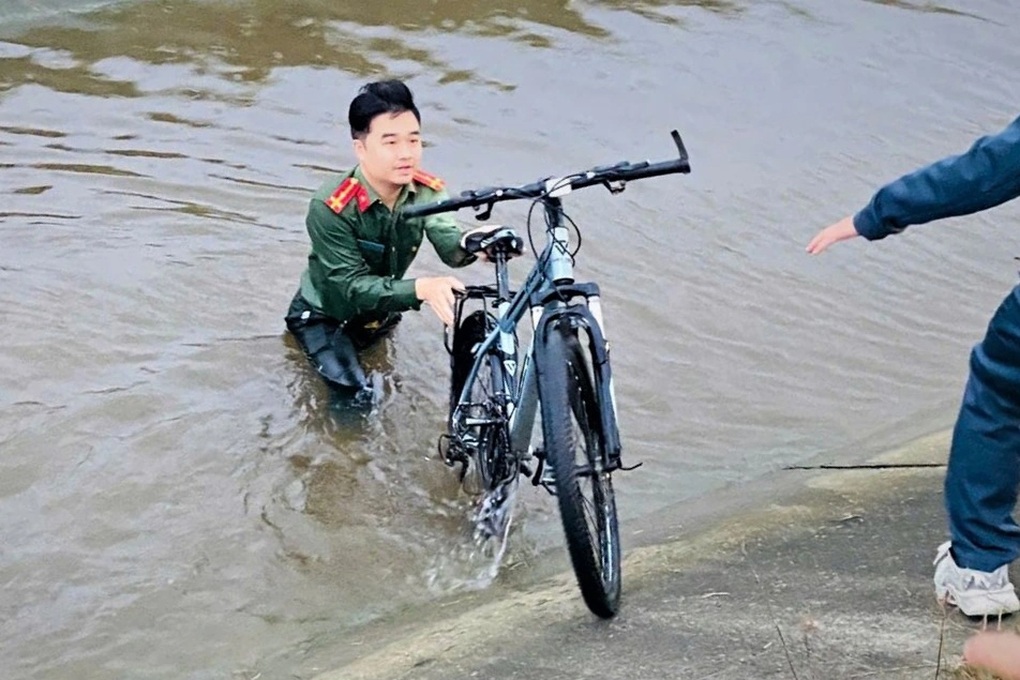 Thượng úy công an cứu nam sinh bị gió thổi bay xuống kênh nước - 1