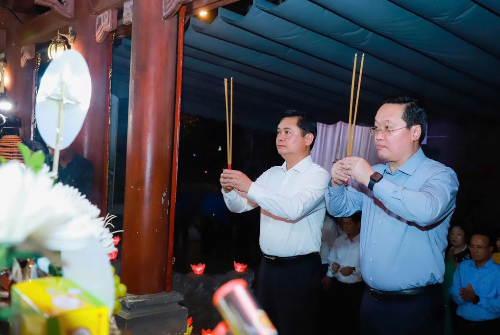 Tưởng niệm 1.240 liệt sỹ hy sinh tại tọa độ lửa Truông Bồn - 1 Tưởng niệm 1.240 liệt sỹ hy sinh tại tọa độ lửa Truông Bồn - 1